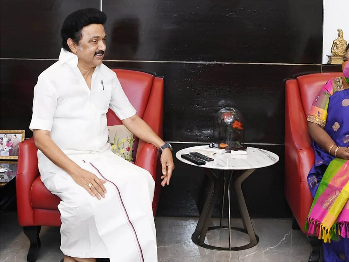 மிஸ்டர் கழுகு: கிச்சனுக்கு கொடுக்கணும்... 300 ஸ்வீட் பாக்ஸ் அனுப்புங்க! அடம்பிடிக்கும் அமைச்சர்...