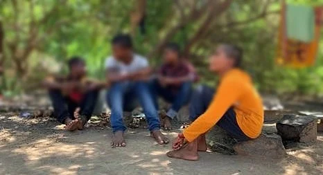 பெற்றோரை இழந்து தவிக்கும் 4 சிறுவர்கள்