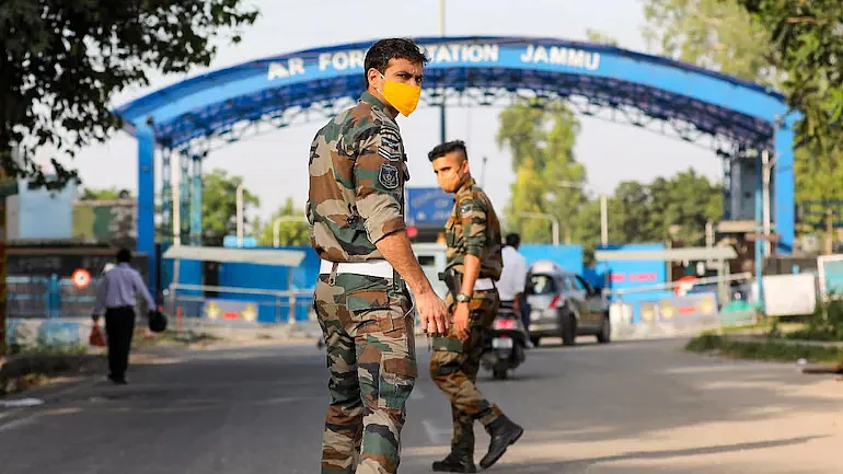 ஜம்மு:`வெடிகுண்டுகளை சுமந்து வந்த ட்ரோன்; விமானப்படை தளத்தை குறி வைத்து தாக்குதல்'- நடந்தது என்ன?