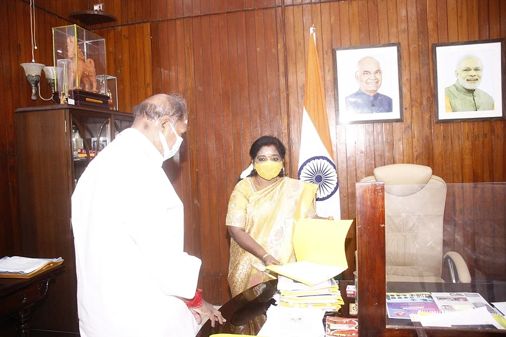 மிஸ்டர் கழுகு: “நிலத்தை மொத்தமா கொடுத்துடுங்க!” - அணில் அமைச்சரின் மெகா டீல்...