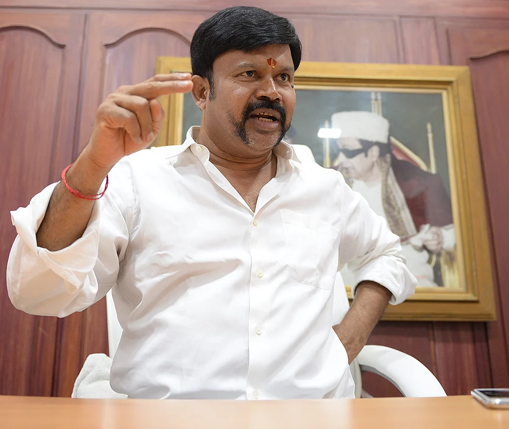 அ.தி.மு.க-வுக்கு ஊழல் குற்றவாளி தலைவராக கூடாது! - சசிகலாவை தாக்கும் கே.சி.பழனிசாமி