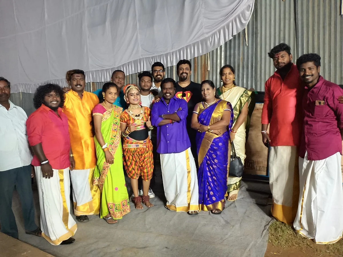 கச்சேரி குழுவுடன் மீனாட்சி இளையராஜா