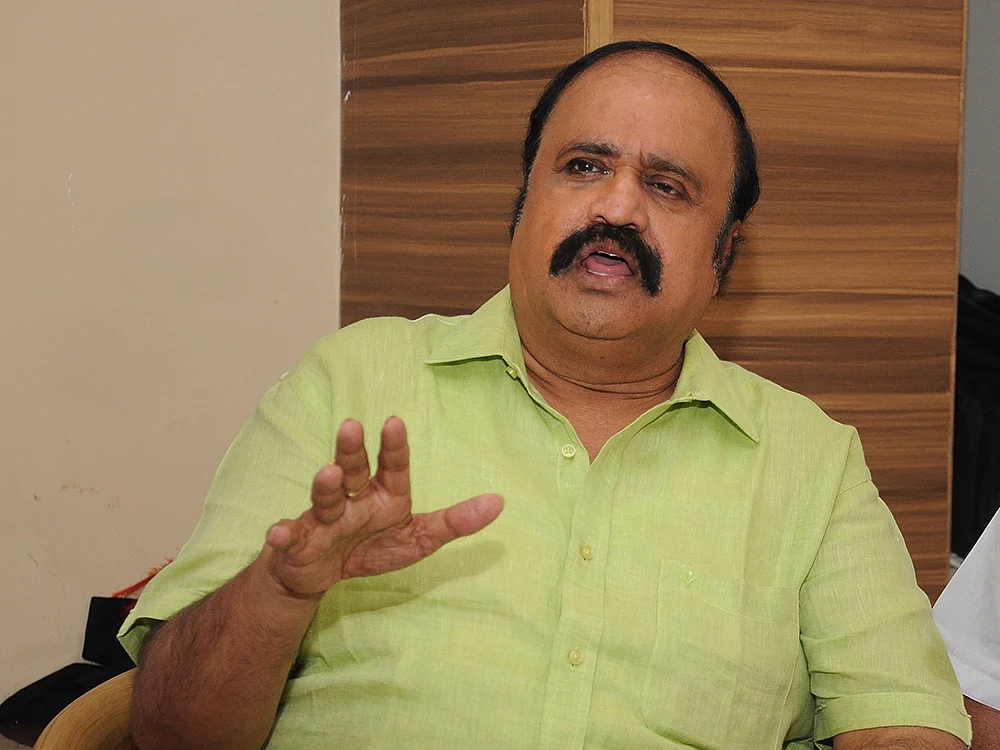 அன்புமணி காலில் விழத் தயாராக இருக்கிறார் எடப்பாடி!