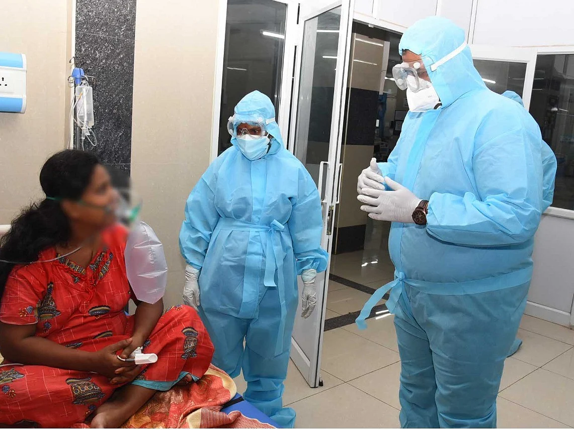 கரூர்: `தைரியமாக இருங்க..!' - முதல்நாளிலேயே கவச உடை அணிந்து கொரோனா வார்டில் ஆய்வுசெய்த ஆட்சியர்