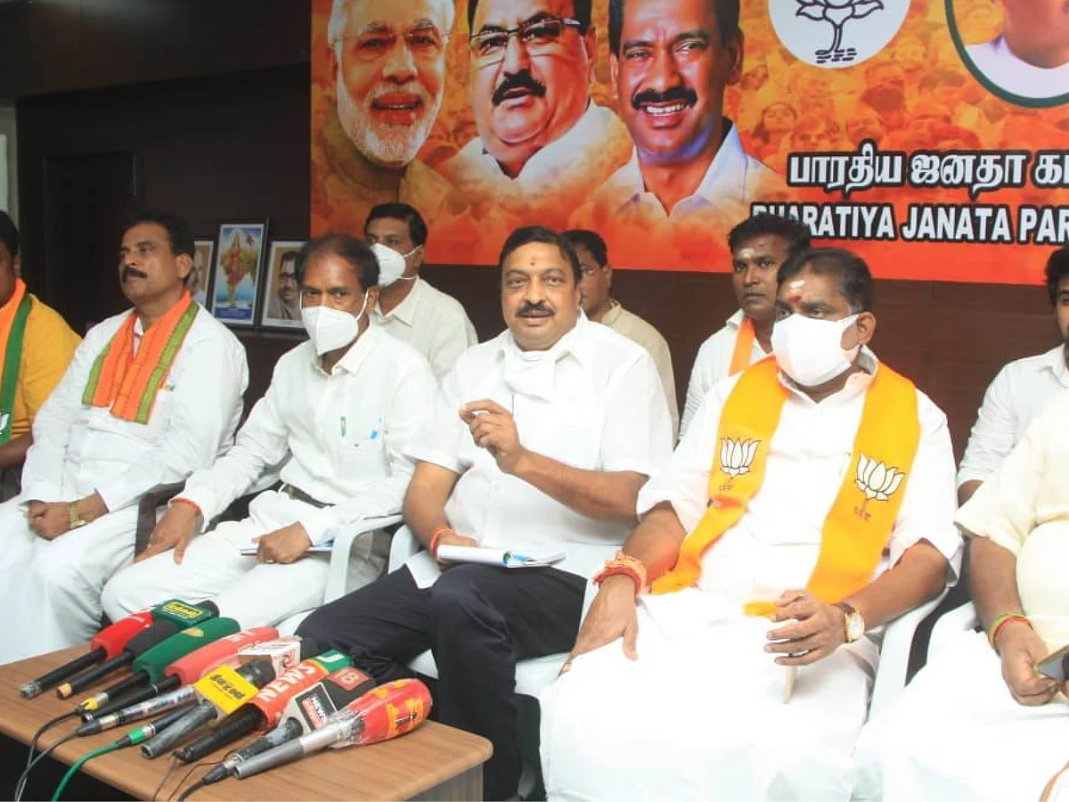 நாற்காலி சண்டை... நாற்றமெடுக்கும் புதுச்சேரி அரசியல்!