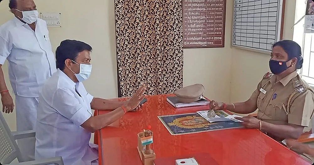 மிஸ்டர் கழுகு: ஆவணங்களைக் காணோம்! - ஆடிப்போயிருக்கும் கோட்டை...