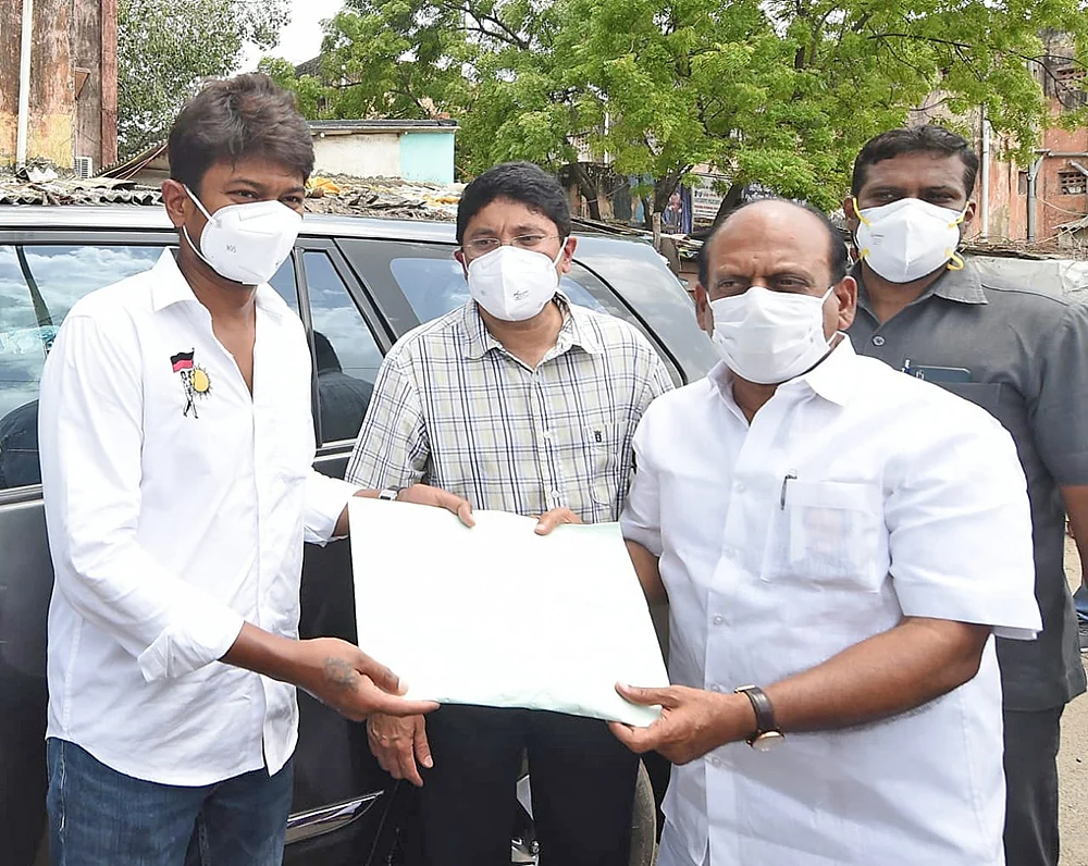 மிஸ்டர் கழுகு: கிச்சனுக்கு கொடுக்கணும்... 300 ஸ்வீட் பாக்ஸ் அனுப்புங்க! அடம்பிடிக்கும் அமைச்சர்...