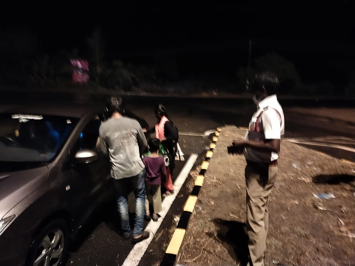 காரில் ஏறும் தம்பதி