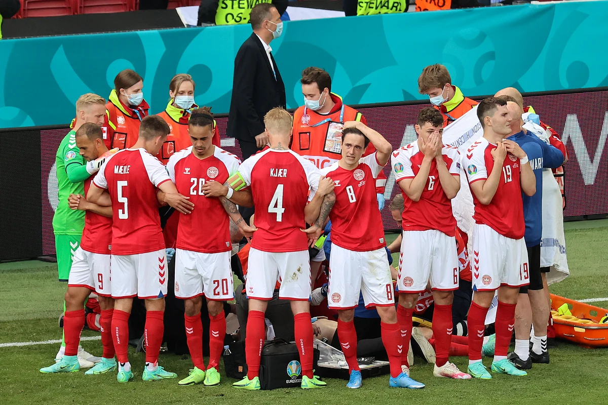 Euro 2020 ஆட்டத்தின் நடுவே மயங்கி விழுந்த வீரர்... ஆட்டத்தை தொடர்ந்து நடத்திய கால்பந்து அமைப்பு!