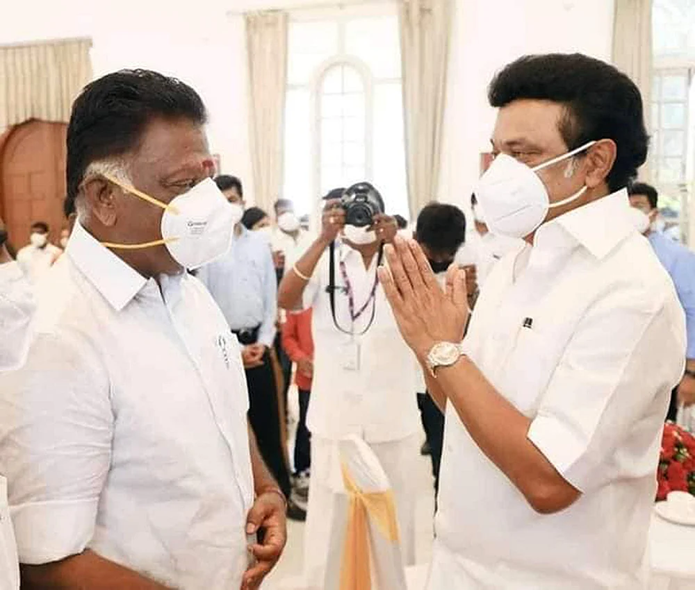 ஆபரேஷன் அ.தி.மு.க... ஆளுக்கொரு செக்!