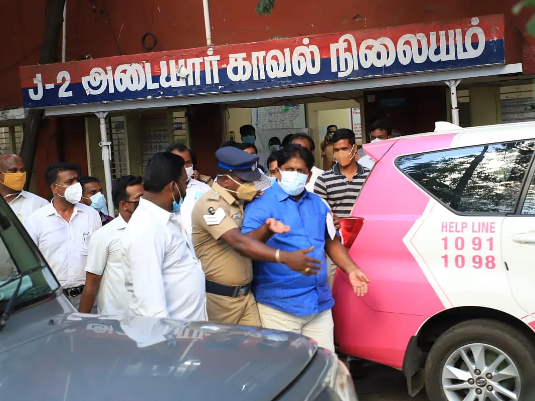 `பெங்களூரில் கைது; அடையார் காவல் நிலையத்தில் ஆஜர்'- முன்னாள் அமைச்சர் மணிகண்டன் சிக்கியது எப்படி?