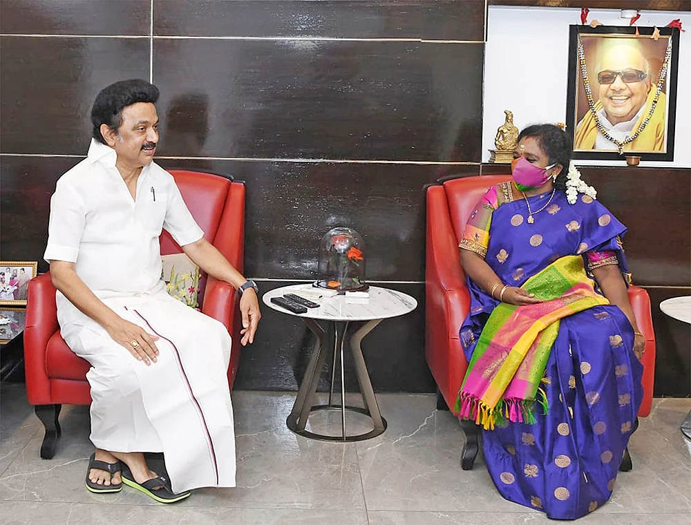 மிஸ்டர் கழுகு: கிச்சனுக்கு கொடுக்கணும்... 300 ஸ்வீட் பாக்ஸ் அனுப்புங்க! அடம்பிடிக்கும் அமைச்சர்...