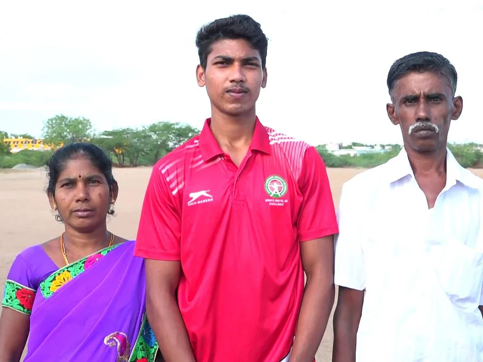 ஹாக்கியில் கலக்கும் தீப்பெட்டி தொழிலாளரின் மகன்... ஜூனியர் உலகக்கோப்பை பயிற்சிக்குத் தேர்வு!