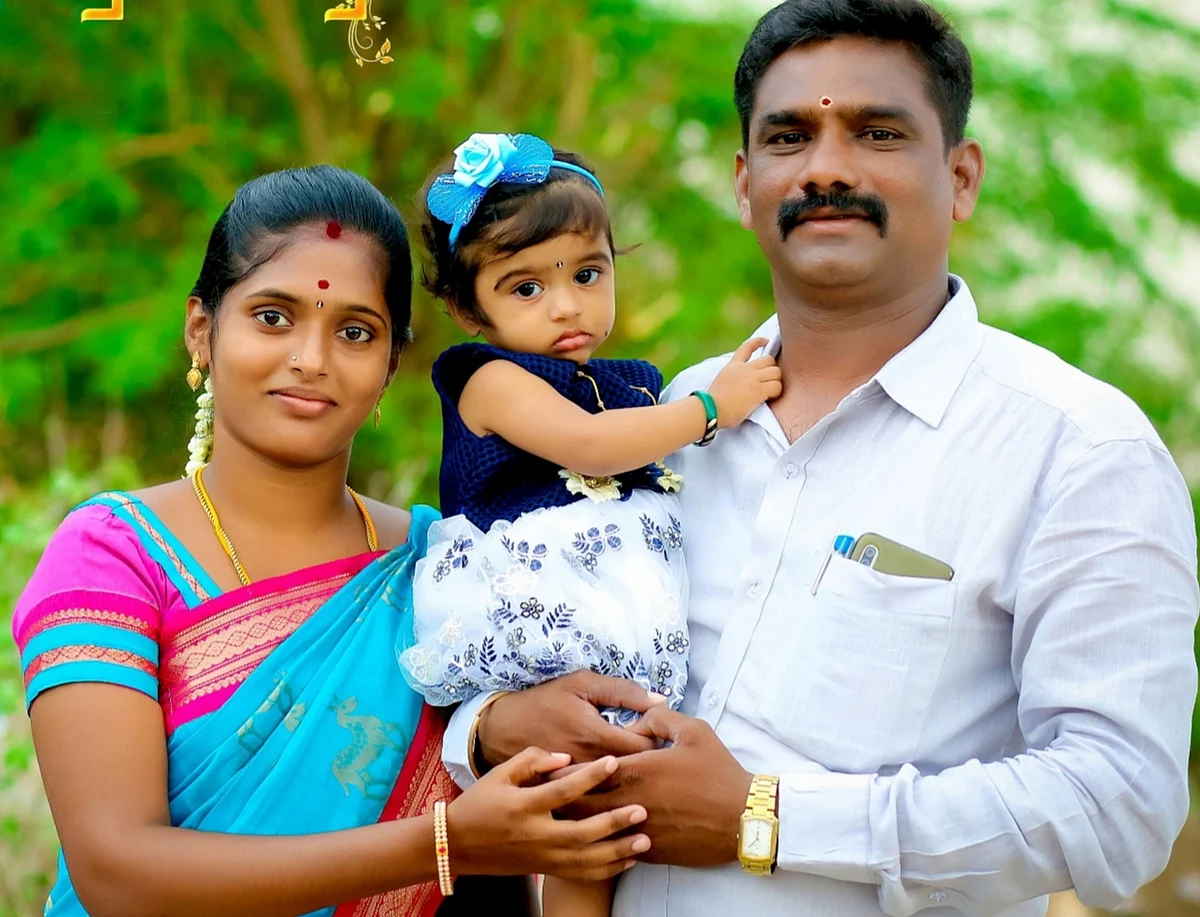 கணவர் மற்றும் குழந்தையோடு இந்துமதி