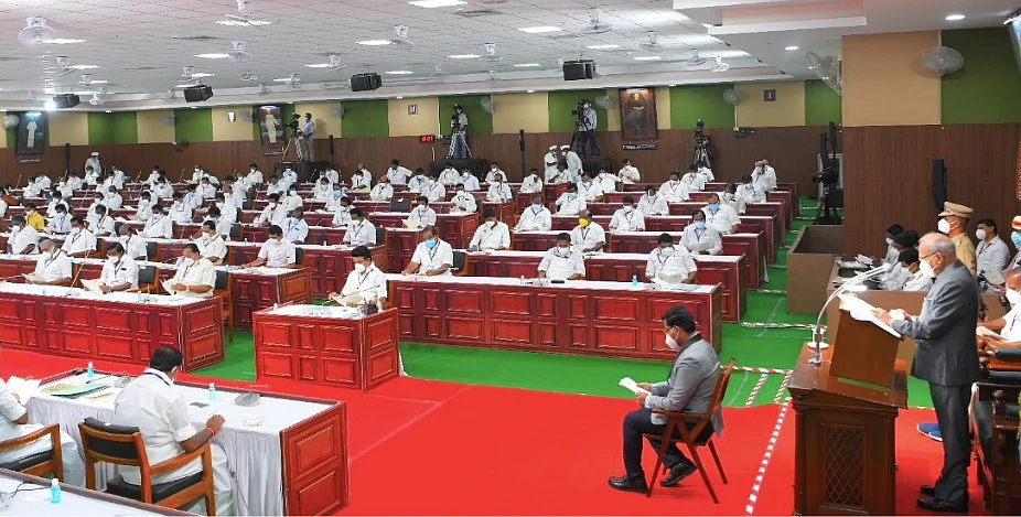 தமிழக அரசின் கூட்டத்தொடரில் உரையாற்றும் ஆளுநர்