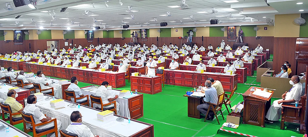 மிஸ்டர் கழுகு: மாப்பிள்ளை மீது மனவருத்தம்! - புலம்பும் அமைச்சர்கள்...