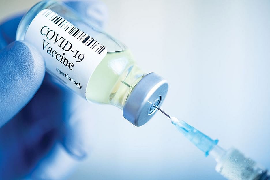 தமிழகத்தில் கோவிட் தடுப்பூசிகளுக்குப் பற்றாக்குறை... காரணம் விளக்கும் சுகாதாரத்துறை இயக்குநர்!