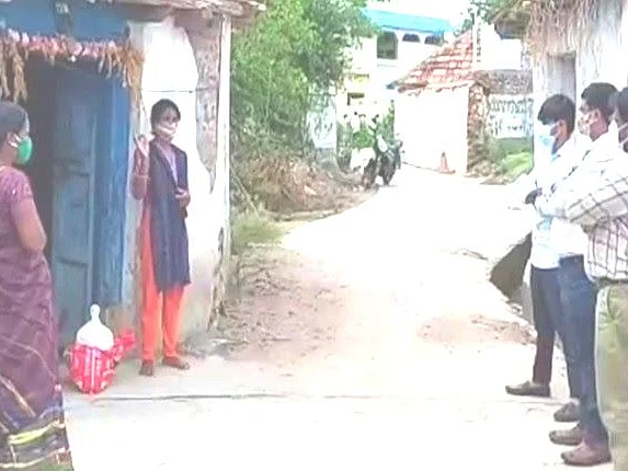 `நீ மட்டும் சந்தோஷமா இருக்கியா?’ - மருமகளை கட்டிப்பிடித்து கொரோனாவைப் பரப்பிய மாமியார்
