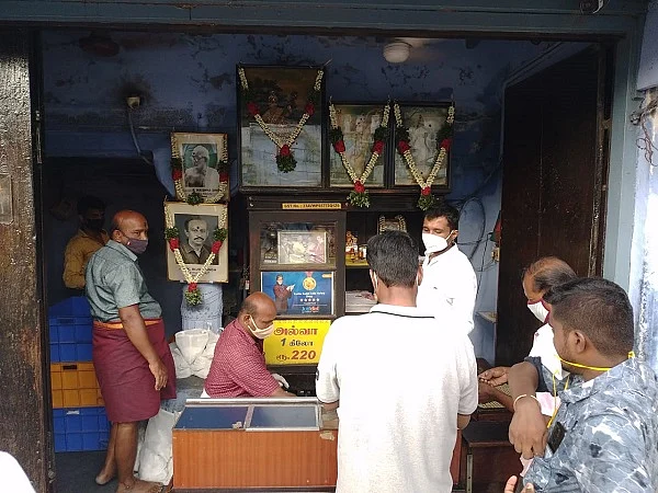 மீண்டும் திறக்கப்பட்ட இருட்டுக்கடை