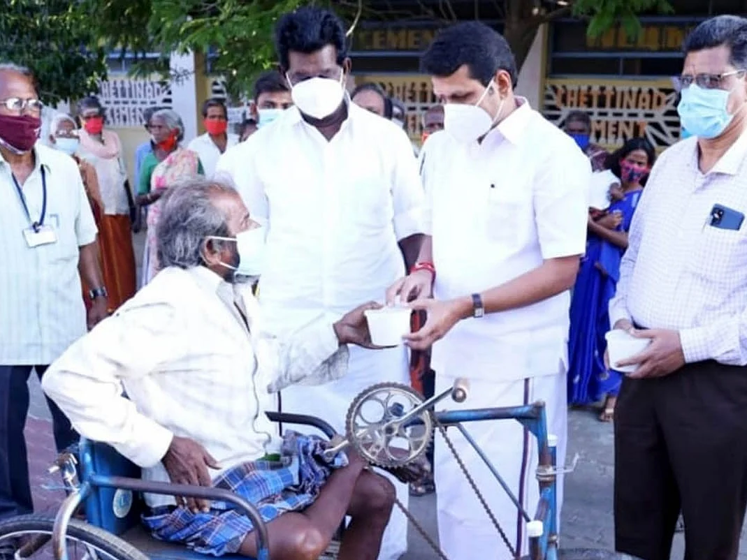 உணவு வழங்கும் செந்தில் பாலாஜி