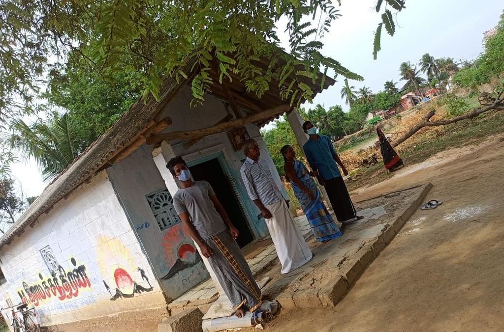 வீட்டின் முன்பு ரவிச்சந்திரன் குடும்பத்தினர்