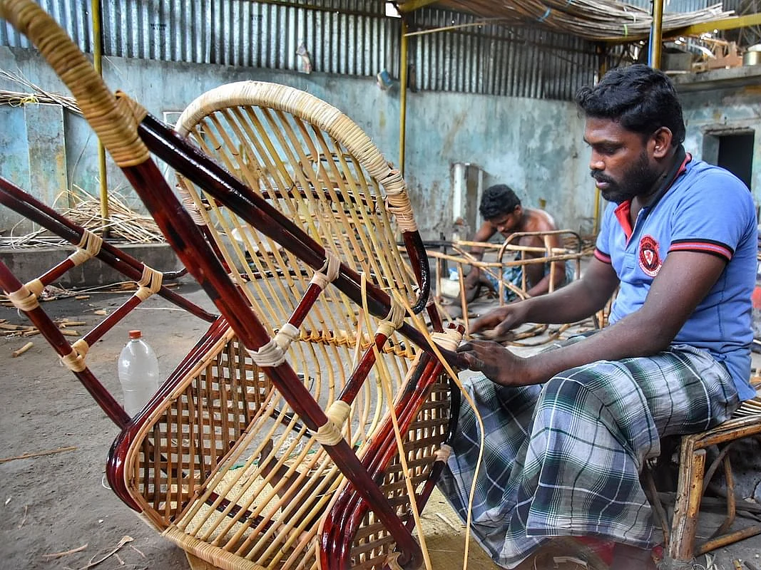 சீர்காழி :``எங்களுக்கு வேற வேலை தெரியாதே!" -ஊரடங்கால் முடங்கிய பிரம்புத் தொழிலாளர்களின் வாழ்வாதாரம்!