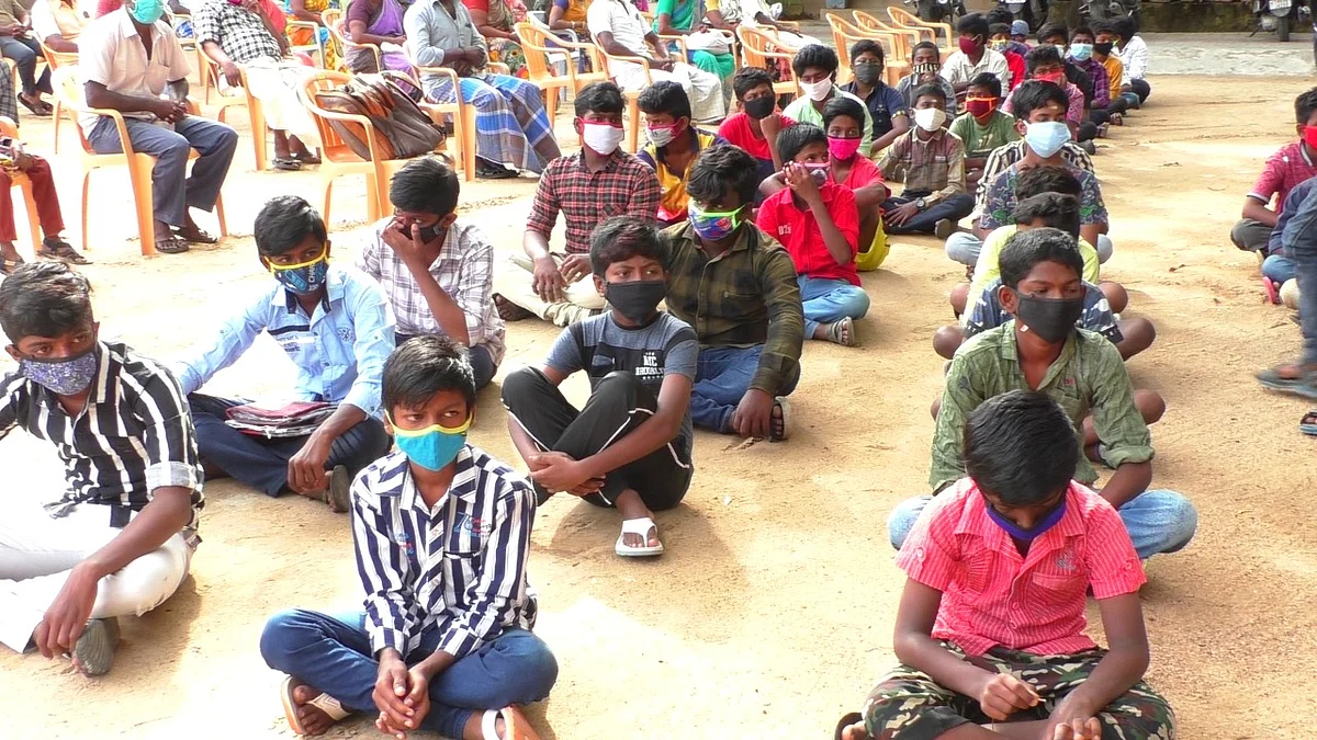நிவாரணப் பொருள் பெற வந்த மாணவர்கள்
