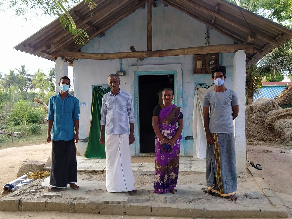 குடும்பத்தினருடன் ரவிச்சந்திரன்