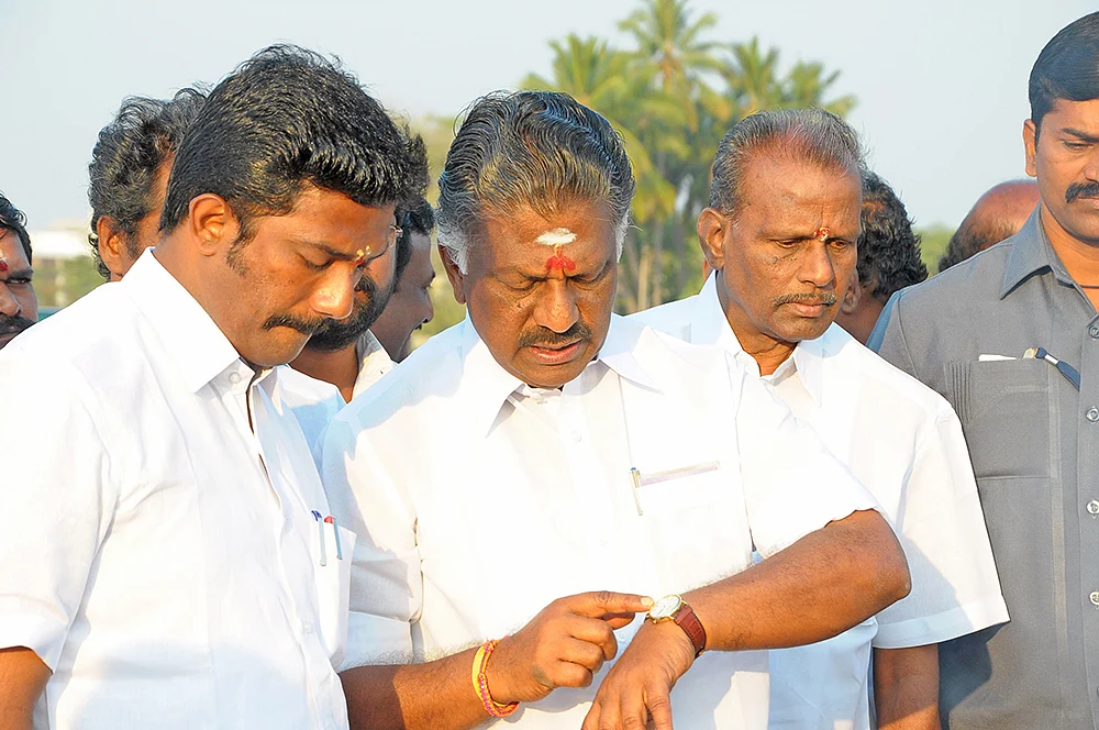 மிஸ்டர் கழுகு: “நிலத்தை மொத்தமா கொடுத்துடுங்க!” - அணில் அமைச்சரின் மெகா டீல்...