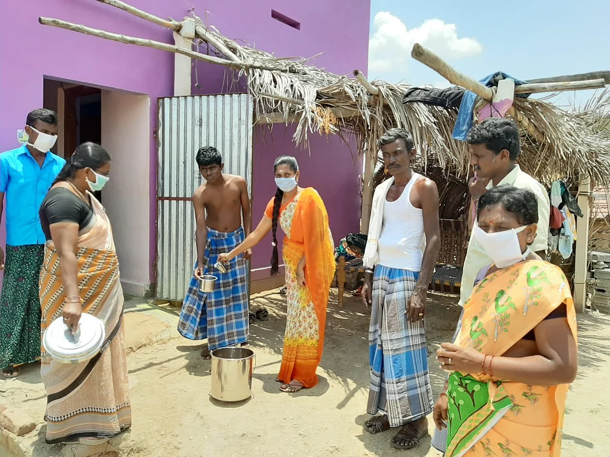 கபசுர குடிநீர் கொடுக்கும் இந்துமதி