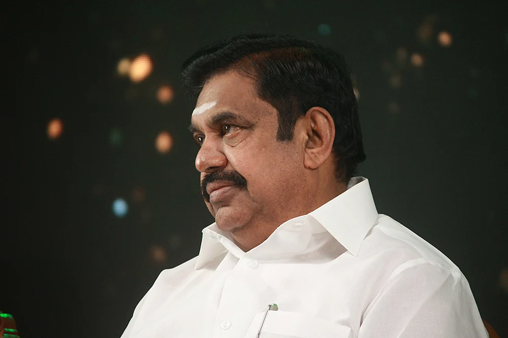 ஆபரேஷன் அ.தி.மு.க... ஆளுக்கொரு செக்!