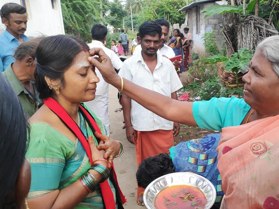 `திருக்குறளை இப்படியும் கொண்டு சேர்க்கலாம்!' - கோலம் மூலம் தமிழ் பரப்பும் மாலதி #SheInspires