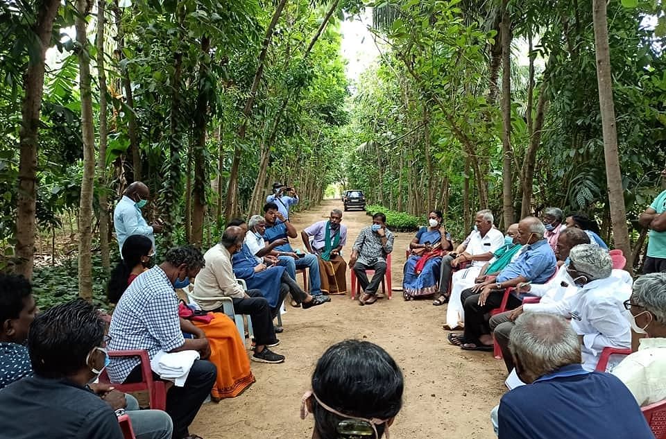 பண்ணையில் மாநில வளர்ச்சிக் குழுவினர்