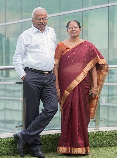 வேலுமணி மனைவியுடன்