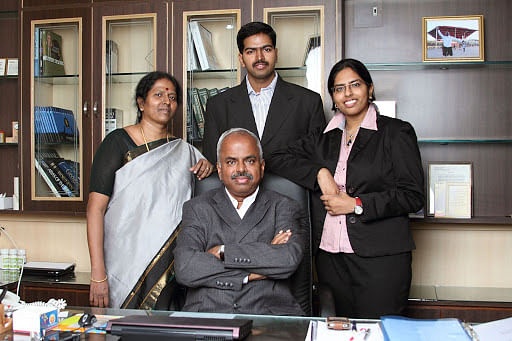 வேலுமணி மனைவி மற்றும் மகன், மகளுடன்....