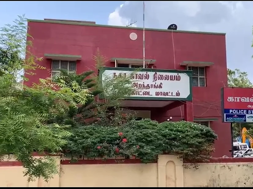 மதுபோதையில் ரகளை செய்த வாலிபர்கள்; விலக்கப்போன பெண் காவலருக்கு நிகழ்ந்த துயரம்!
