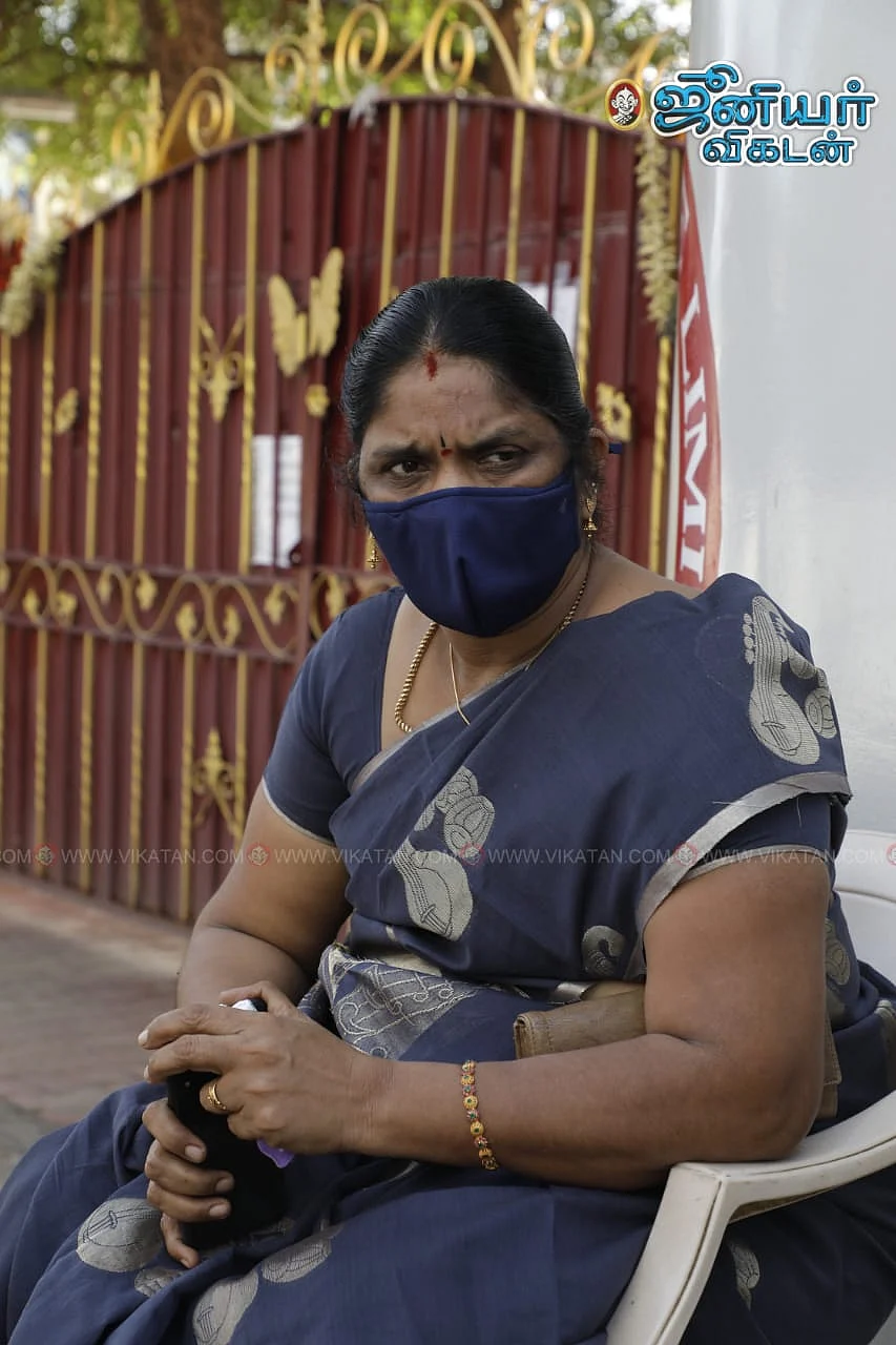 தர்ணா போராட்டத்தில் ஈடுபடும் சிவகாசி ஜெயலட்சுமி