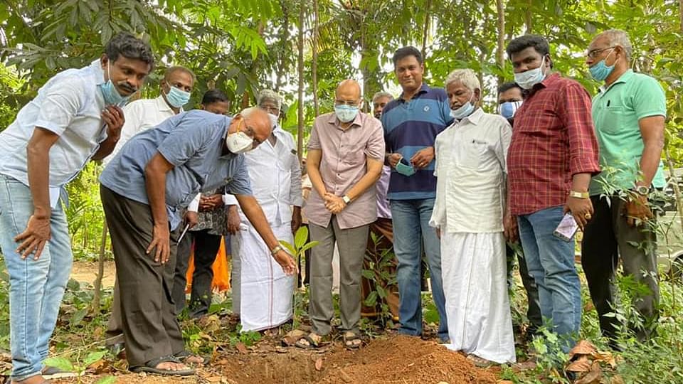 பண்ணையில் மாநில வளர்ச்சிக் குழுவினர்