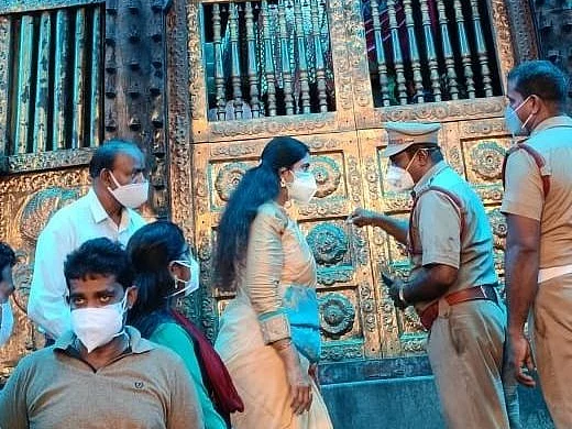 `மண்டைக்காடு கோயிலுக்குள் செருப்பு அணிந்து சென்றாரா விஜயதரணி?' - சர்ச்சையும் விளக்கமும்