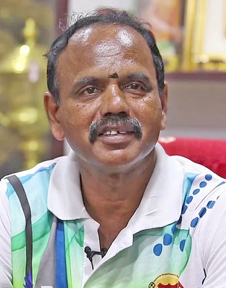 “சேலையில் ரொம்ப அழகா இருக்க!” - “யார்கிட்டயாவது சொன்னா... உன்னைக் கொன்னுடுவேன்!”
