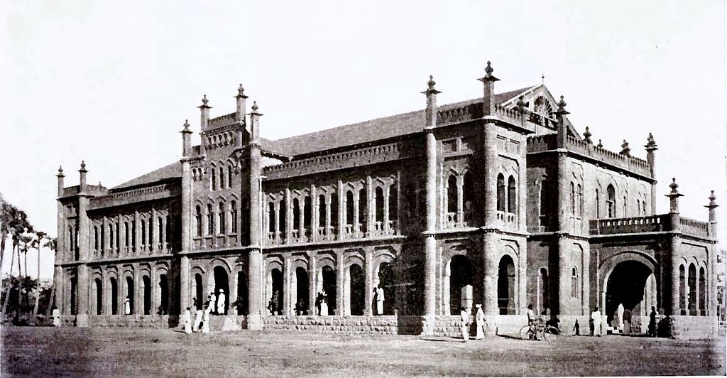 1904ல் கட்டி முடிக்கப்பட்ட அமெரிக்கன் கல்லூரியின் பிரதான கட்டடம்