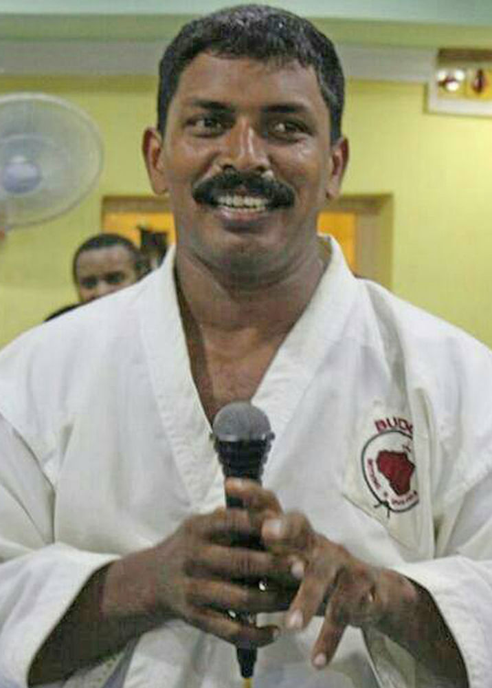 “சேலையில் ரொம்ப அழகா இருக்க!” - “யார்கிட்டயாவது சொன்னா... உன்னைக் கொன்னுடுவேன்!”