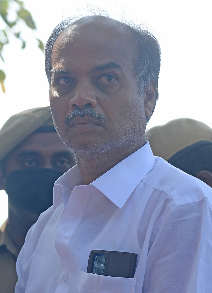 கோவையில் கோலோச்சுவது யார்? - முட்டிமோதும் அமைச்சர்கள்!