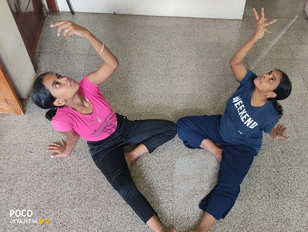 விதையான அம்மா... விருட்சமான மகள்! - குட்டி யோகா சாம்பியன் ஹர்ஷநிவேதா