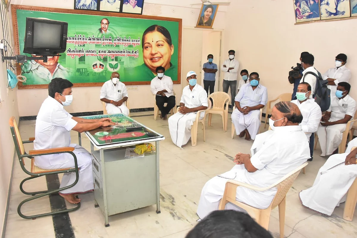 ஆலோசனையில் ஈடுபட்ட சி.வி.சண்முகம்