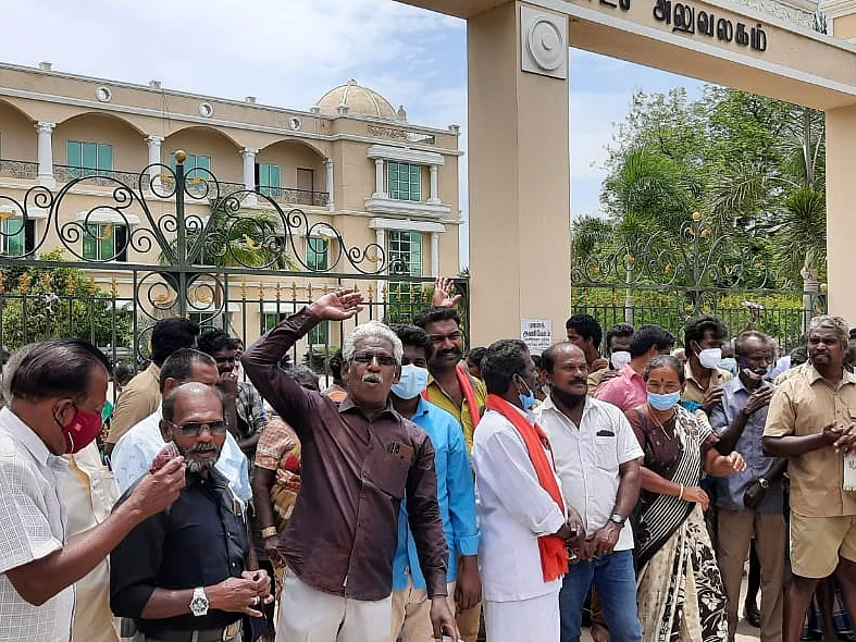 ``பிள்ளைகளோடு பட்டினி கிடக்கிறோம்’’ சம்பள நிறுத்தத்தால் புதுக்கோட்டை தூய்மைப் பணியாளர்கள் கண்ணீர்!