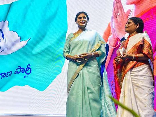 `ஒய்.எஸ்.ஆர் தெலங்கானா' - புதுக் கட்சி தொடங்கினார் ஜெகன்மோகன் தங்கை ஷர்மிளா!