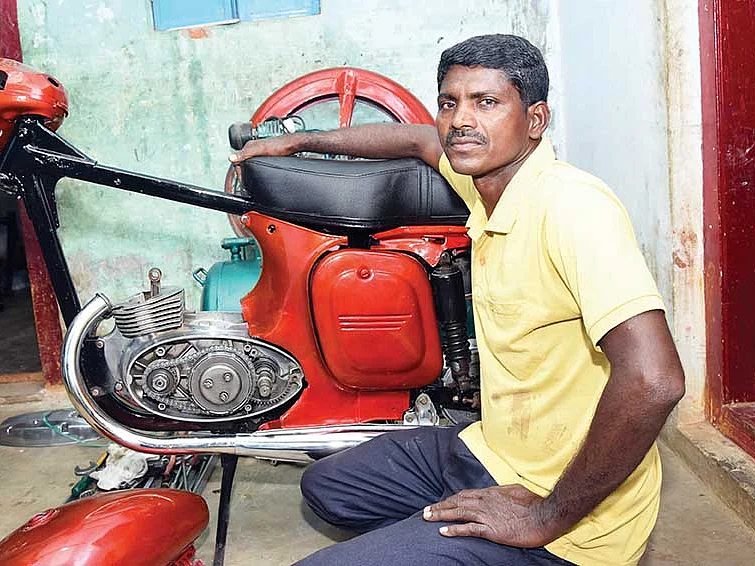 ஷெட்டும் கிடையாது... லேபரும் கிடையாது!- ஒன் மேனாக இயங்கும் `ஜாவா’ பெரியசாமி