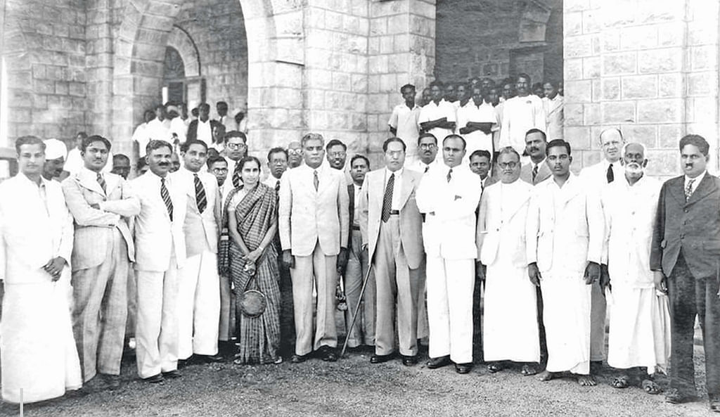 டாக்டர் அம்பேத்கர் மதுரை வந்திருந்த போது (29.12.1945) எடுக்கப்பட்ட படம். அவருடன் அன்னை மீனாபாள் சிவராஜ், டபிள்யு.பி.சவுந்திர பாண்டியனார், பி.டி.ராஜன், போடி மீனாட்சிபுரம் செல்வராஜ் மற்றும் தலித் தலைவர்கள்