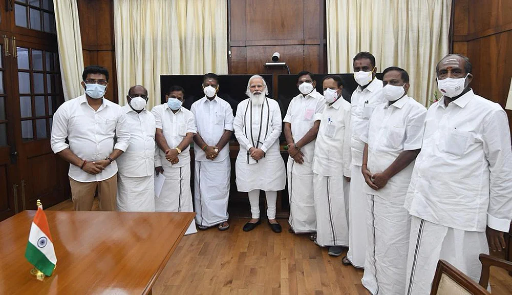 அ.தி.மு.க டெல்லி காவடி பின்னணி - “காப்பாத்துங்க!”